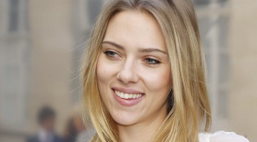 Scarlett Johansson anyuka lett!