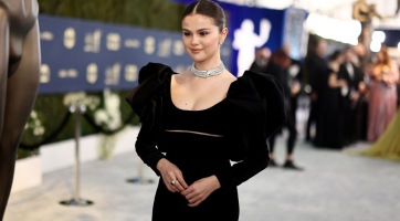 Selena Gomez a nyilvánosság előtt botlott meg