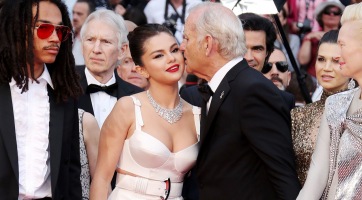 Selena Gomez elárulta mit súgtak a fülébe Cannes-ban