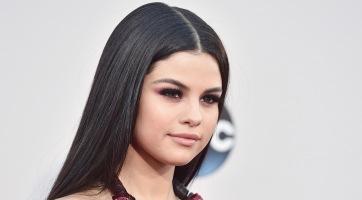 Selena Gomez féltékeny Kourtney Kardashianra?
