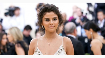 Selena Gomez is hülyét csinált magából a MET Gálán