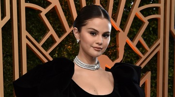 Selena Gomez mezítláb adott interjút