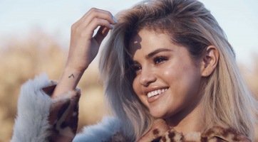 Selena Gomezt leoltotta egy rajongója