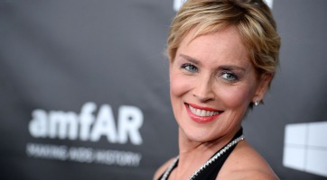 Sharon Stone 57 évesen vetkőzött (képek)