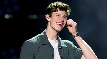 Shawn Mendes félmeztelenül köszöntötte a rajongóit