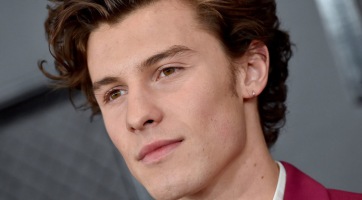 Shawn Mendes ismét sármos, kisfiús hajjal hódít