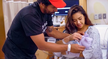 Shay Mitchell 33 órán keresztül vajúdott