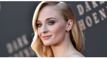 Sophie Turner frizurát váltott