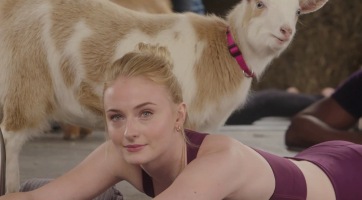 Sophie Turner kipróbálta a kecskejógát