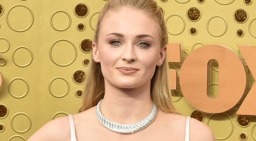 Sophie Turner már a bőrén is hordja a kislányát