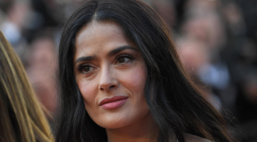 Sörrel lazít a tengerparton Salma Hayek