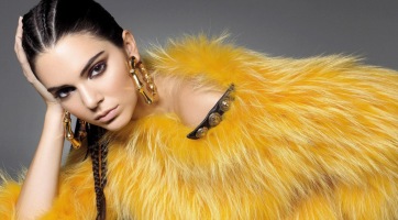 Szexy csipkésben bulizik Kendall Jenner