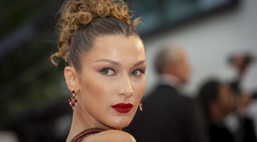 Szinte semmi sem takarja Bella Hadid mellbimbóit