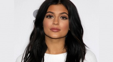 Szőkére váltott Kylie Jenner