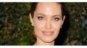 Szörnyű: zsákot húzott magára Angelina Jolie!