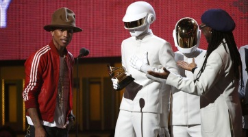 Tarolt a Daft Punk a Grammy gálán