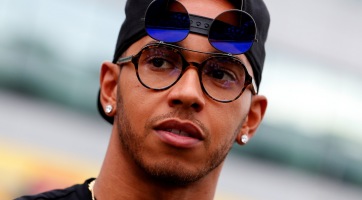 Társkeresőn kutatja a szerelmet Lewis Hamilton