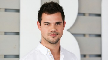 Taylor Lautner megmutatta felsőtestét