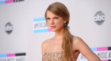 Taylor Swiftnél jobban senki sem bánik rajongóival