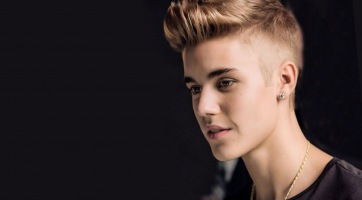 Tejföl-szőke lett Justin Bieber