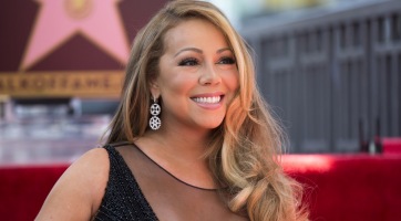 Tele van kék-zöld foltokkal Mariah Carey