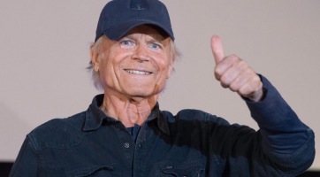 Terence Hill hiába múlt 80, még mindig motorozik