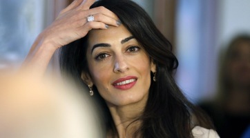 Terhes pocakot villantott Amal Clooney!