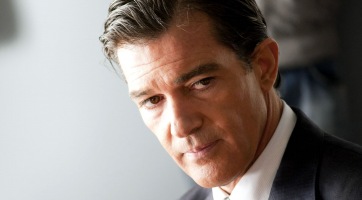 Titokzatos szőkeséggel felejt Antonio Banderas