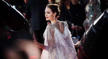 Történelmi festményt értékesít Angelina Jolie
