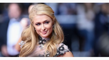 Új dallal rukkol elő Valentin napon Paris Hilton