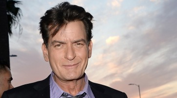 Újabb hihetetlen sztorival állt elő Charlie Sheen exe