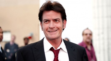 Újabb volt feleség szállhat harcba Charlie Sheen-nel