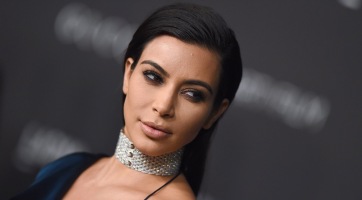 Újra extrém körmökkel sokkol Kim Kardashian