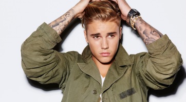 Vajon miért kirándul műtős maszkban Justin Bieber?