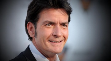 Vajon miért visel műbajuszt Charlie Sheen barátnője?