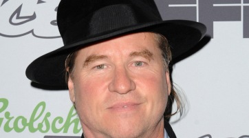 Val Kilmer már csak maszkban lép utcára (fotó)