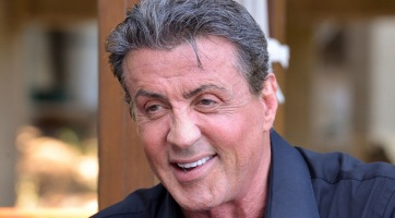 Vérző fejjel szelfizett lányával Sylvester Stallone