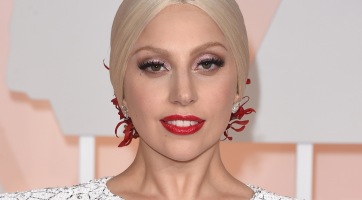 Vigyázat az utakon, Lady Gaga jogosítványt szerzett!