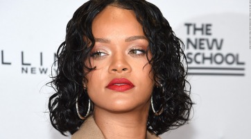Virágcsokornak öltözve kerül ismét címlapra Rihanna