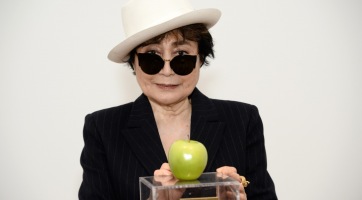 Yoko Ono kórházba került