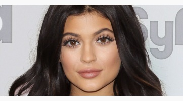 Zenésznek áll Kylie Jenner