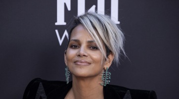 Halle Berry dögös lila hajra váltott