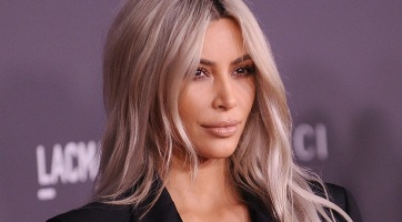 Kim Kardashian ismét szőkére váltott