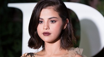 Lesd meg Selena Gomez ünnepi körmét!