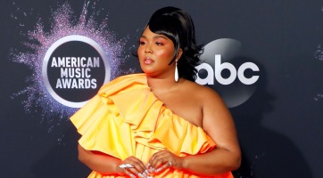 Lizzo új, retro ihletésű bob frizurával hódít