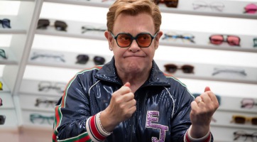 Megjelent Elton John szemüvegkollekciója