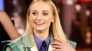 Sophie Turner bátran felvállalja a divatbakiját