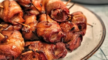 Baconbe tekert aszalt szilvás csirkemáj