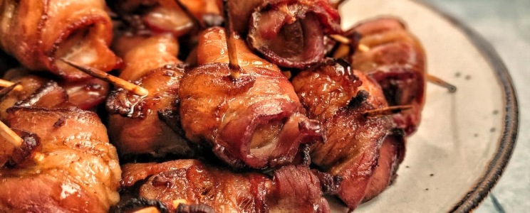 Baconbe tekert aszalt szilvás csirkemáj