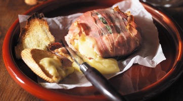 Baconbe tekert camambert